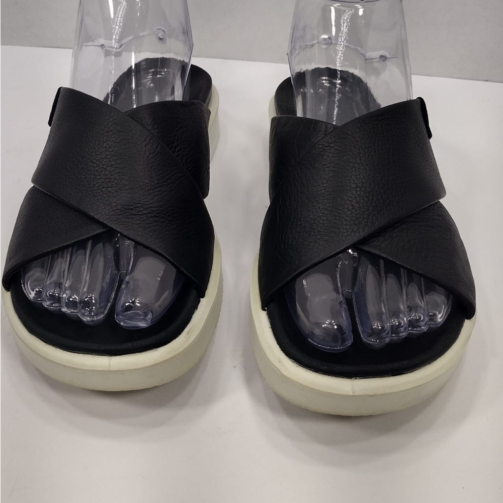 Eco Black Crisscross Slide Sandals size 8 pre
Owned good condition